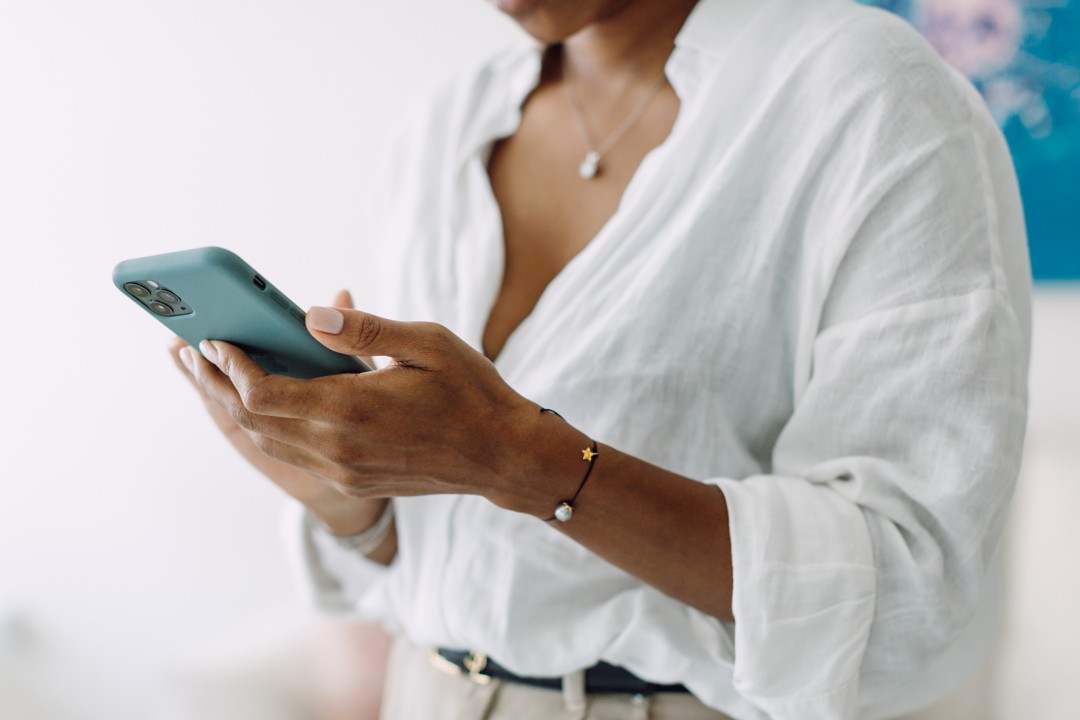 Woman using Criboos Track PROM on her phone